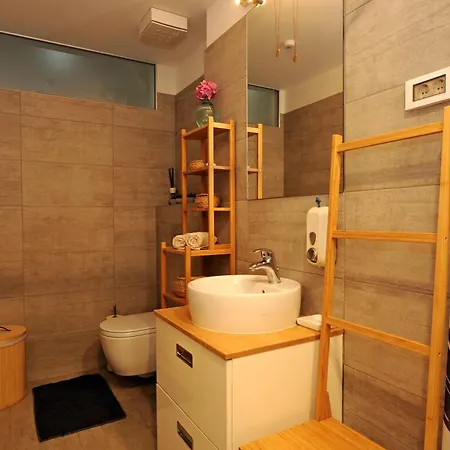 B Center For Peaceful Retreat Apartma